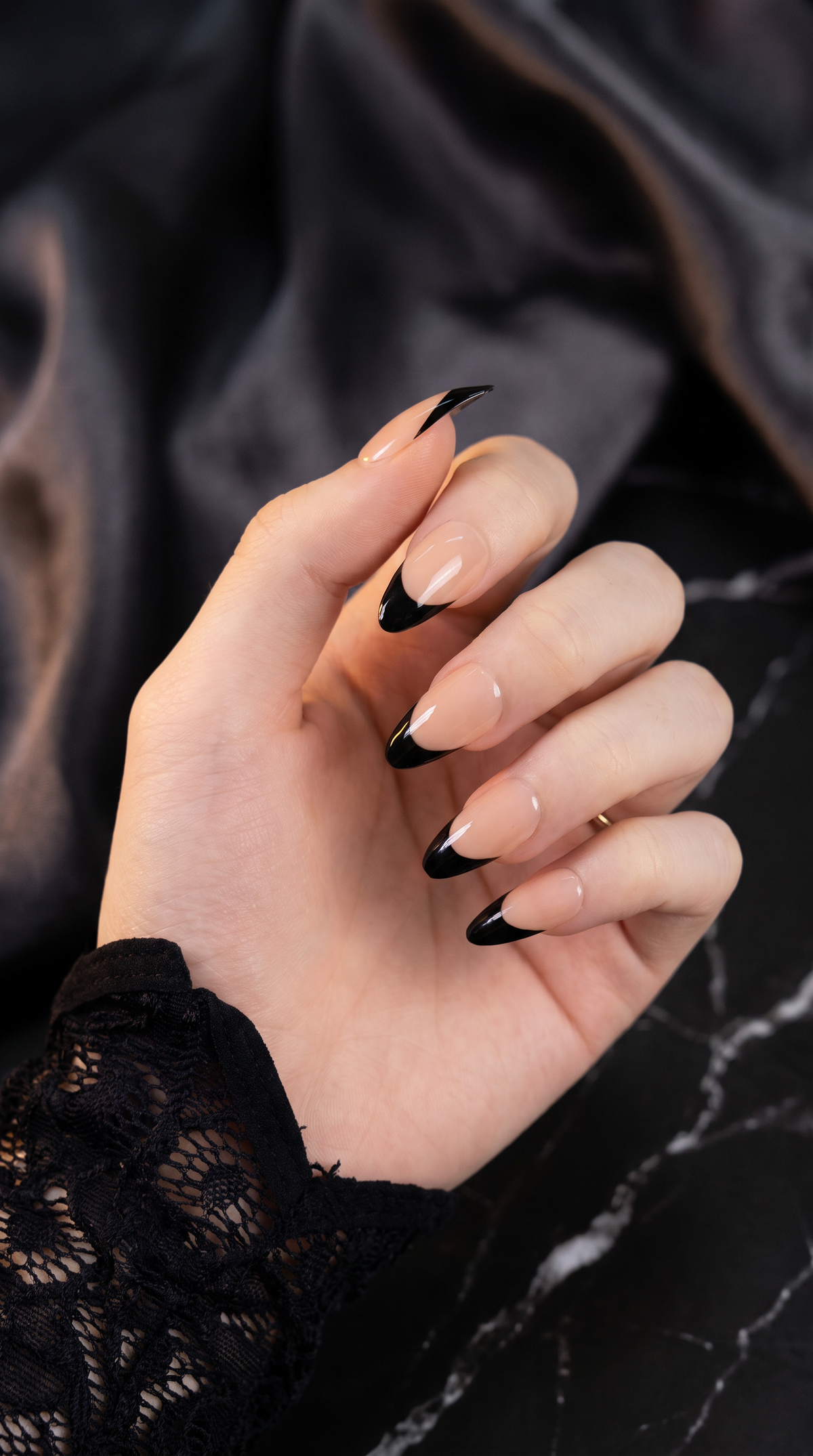 Sagittarius II Press-On Nails Gift Set with Sagittarius Necklace| 30pcs Reusable Black & Nude Zodiac Nail Set